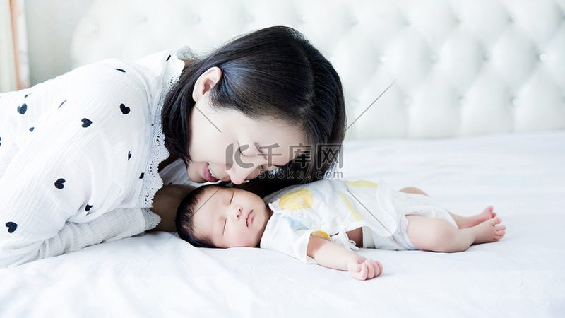 新生儿婴儿游泳馆洗澡步骤全解析