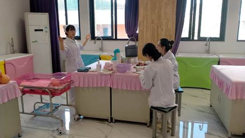 在挑选五星级酒店式月子中心时，妈妈们需要把握价格与价值的平衡。以下是一些建议：